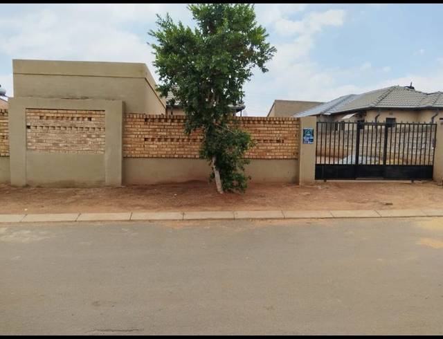 2 BEDROOM HOUSE FOR SALE IN PROTEA GLEN EXT